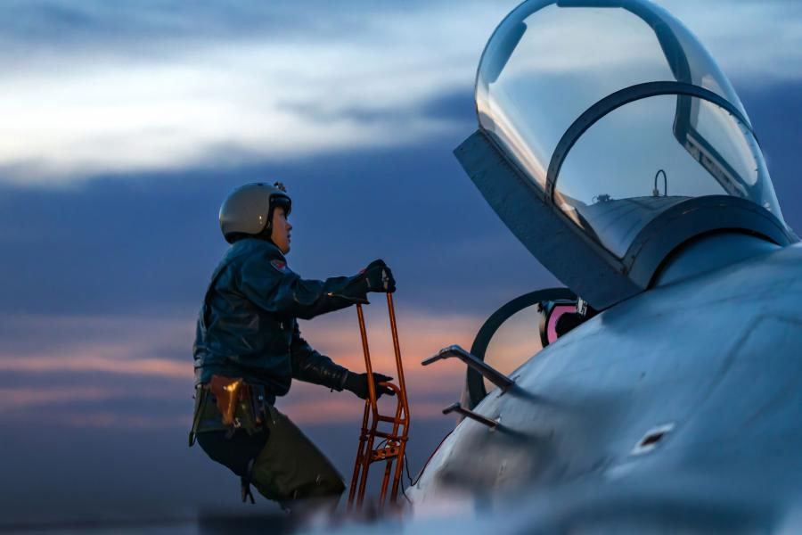 Chinese-jet-fighter-pilot