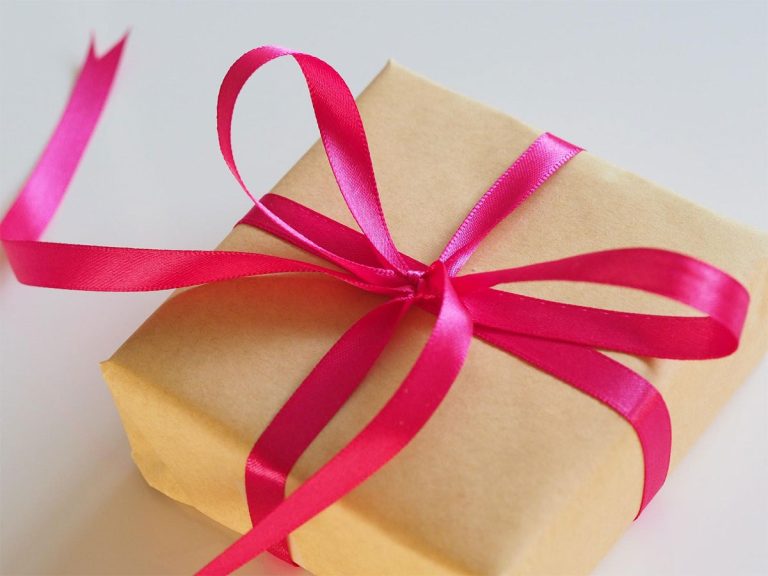 How-to-Find-the-Perfect-Gift-for-Card-Lovers