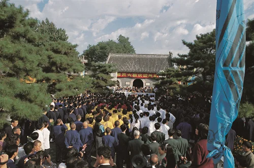 opening ceremony at Luotian Dajiao, Beijing Baiyunguan. Debra Liu was part of the QSG delegation in white temple clothes on the right hand side
