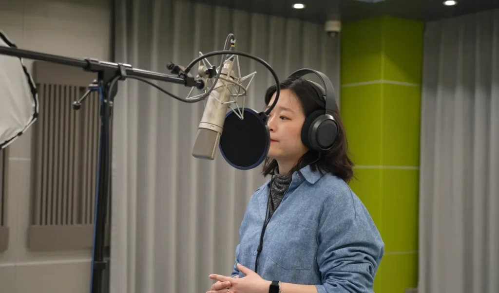 Actress Liu Yushan records the role of Lin Xia, a young home-bathing specialist, during the production of Bathing. [Photo: CGTN]