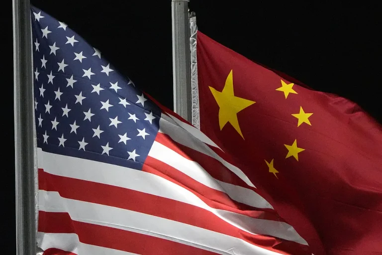 The flags of the United States and China flutter side by side. [Photo VCG]