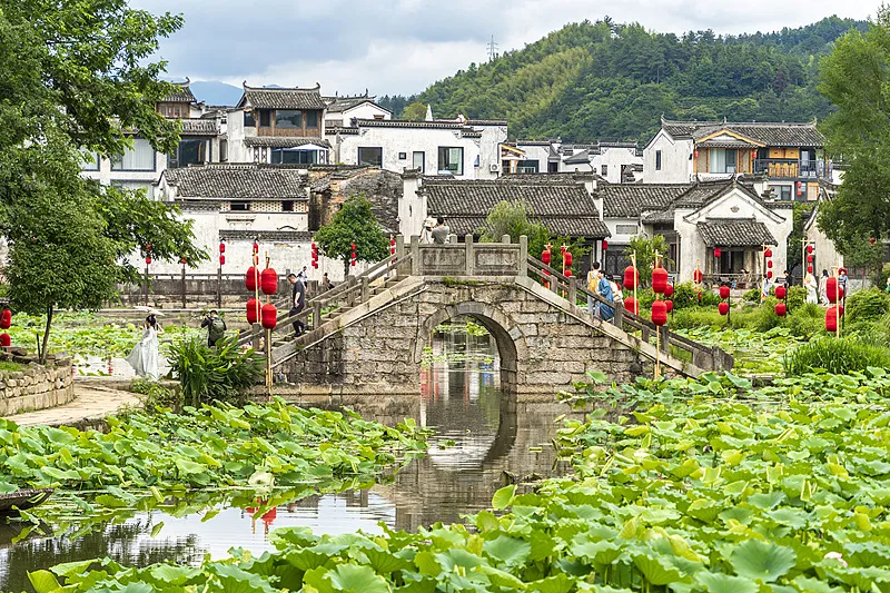 Village tourism in Huangshan Mountain in Anhui Province revitalizes traditional architecture and allows visitors to experience local ways of life. [Photo: VCG]