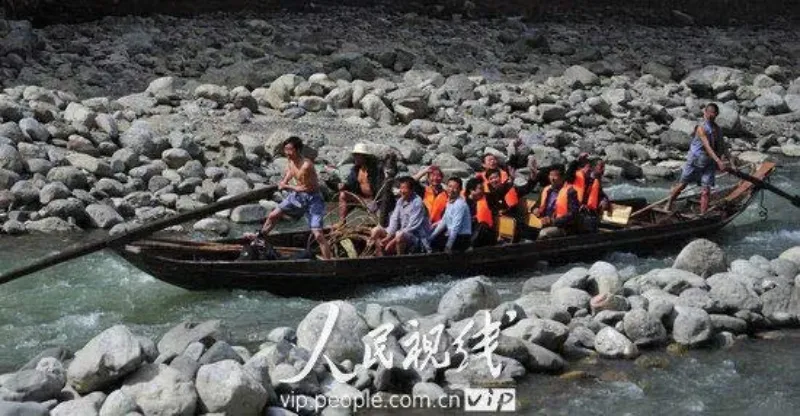 Naked Boat Trackers of Shennong Stream
