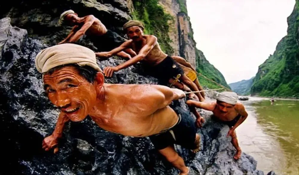 Naked Boat Trackers of Shennong Stream