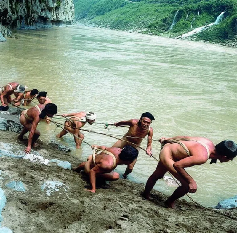 Naked Boat Trackers of Shennong Stream